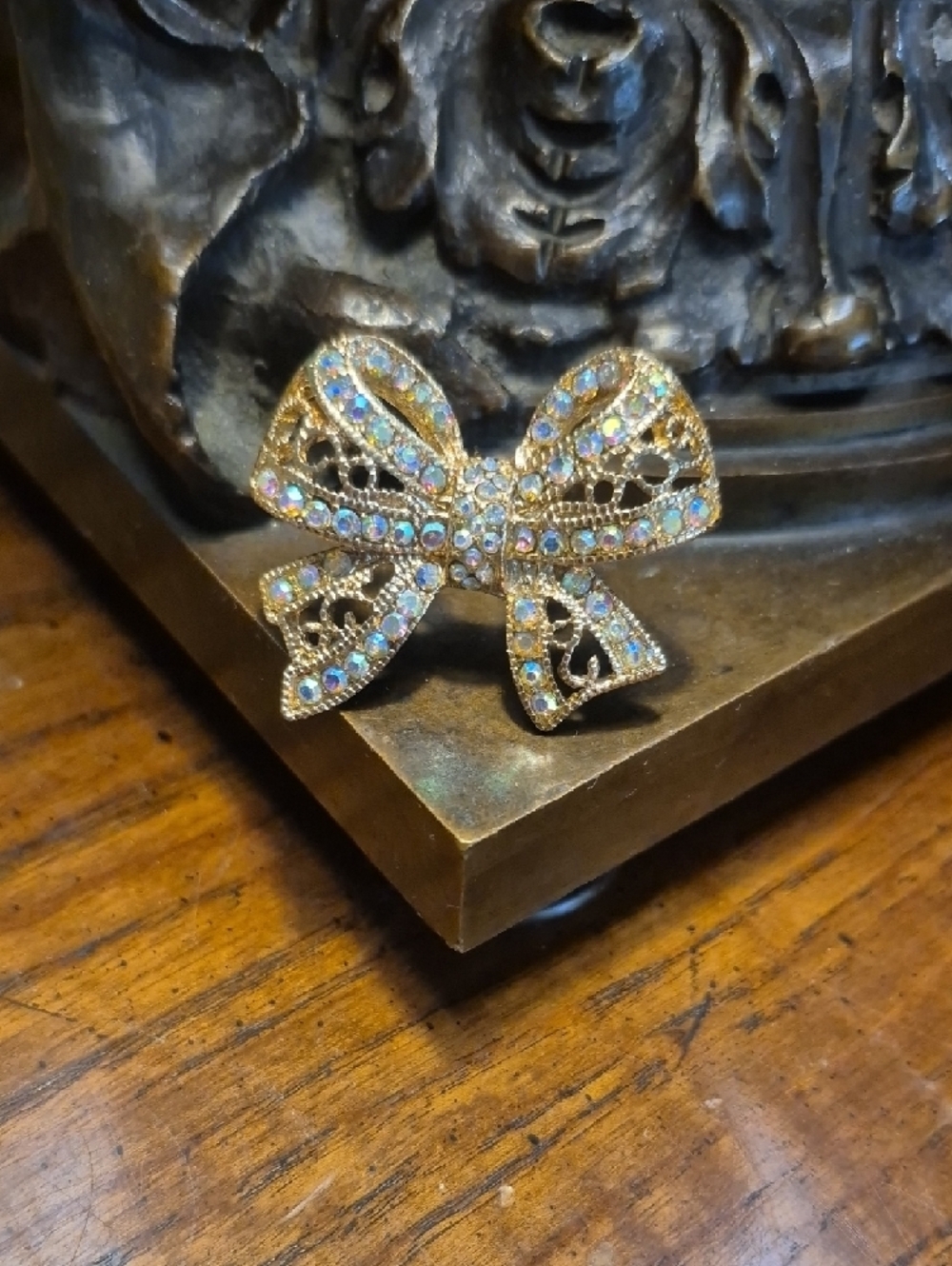 Vintage Bow Statement Ring with Aurora Borealis Crystals 5 3/4 - Picture 3 of 8